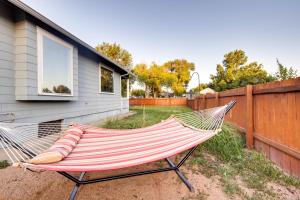 1 Block to Main St Charming Montrose Home with Yard外面的花园