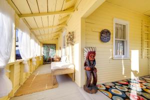 1 Block to Main St Charming Montrose Home with Yard的休息区