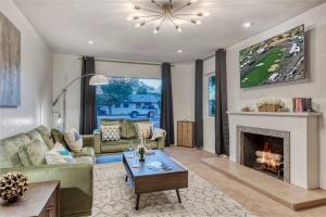 Una sala de estar con un sofá y una chimenea. en Mid-century Modern Charmer With Free Heated Pool!, en Phoenix
