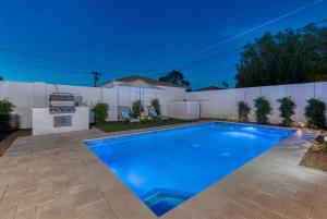 Photo de la galerie de l'établissement Mid-century Modern Charmer With Free Heated Pool!, à Phoenix