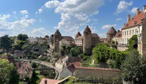a view of a city with a bunch of buildings at La maison de Marguerite in Mont-Saint-Jean