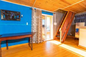 Cette chambre dispose d'une table en bois et d'un escalier. dans l'établissement Studio Familial (AMI Appart-Hotel) - Taolagnaro, à Fort-Dauphin