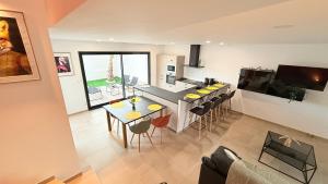 Η κουζίνα ή μικρή κουζίνα στο Bessan Villa Jungle 6p 3ch Pool Garden