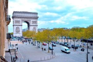widok na wieżę Eiffel i ulicę z samochodami w obiekcie Luxury View Arc of Triumph w Paryżu