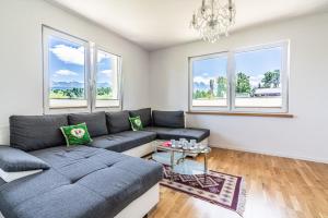Posedenie v ubytovaní Apartamenty z widokiem & Basen - Willa KRÓLE 25A by RentiloPL