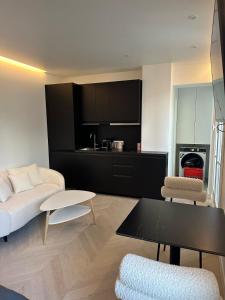 un soggiorno con un divano e un tavolo di Luxury Apartment Champ de Mars Eiffel Tower a La Celle-sous-Gouzon