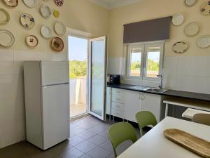 a kitchen with a refrigerator and a table with chairs at Casa Rey's in Paialvo