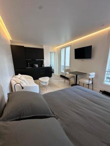 una camera da letto con un letto e un soggiorno di Luxury Apartment Champ de Mars Eiffel Tower a La Celle-sous-Gouzon