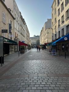 una strada acciottolata in una città con edifici di Luxury Apartment Champ de Mars Eiffel Tower a La Celle-sous-Gouzon Altre 4 foto
