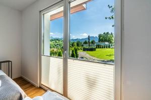 Posteľ alebo postele v izbe v ubytovaní Apartamenty z widokiem & Basen - Willa KRÓLE 25A by RentiloPL