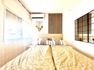 ein Schlafzimmer mit einem großen Bett in einem Zimmer in der Unterkunft Apartamento Centro Torremolinos in Torremolinos