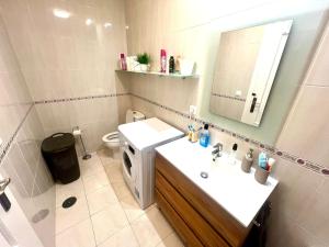 ein Badezimmer mit Waschbecken, Toilette und Spiegel in der Unterkunft Apartamento Centro Torremolinos in Torremolinos + 18 Fotos