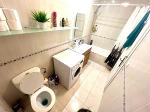 ein weißes Badezimmer mit Toilette und Waschbecken in der Unterkunft Apartamento Centro Torremolinos in Torremolinos