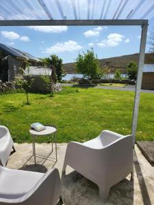 Ein Garten an der Unterkunft Lake lodging Dungloe 1 mile from Dungloe, 2bdrm max3 adults