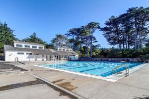 ein leerer Swimmingpool vor einem Haus in der Unterkunft Clemons' Cottage in Sea Ranch