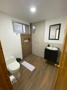 パストにあるCasa Munayのトイレと洗面台付きのバスルーム