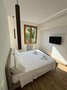 Giường trong phòng chung tại Mira Lago Loft