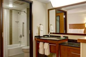 Hyatt Place Fort Wayne - Northwest的一间浴室