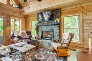 Χώρος καθιστικού στο Hot Tub, Game Room and Views Mars Hill Mtn Retreat!