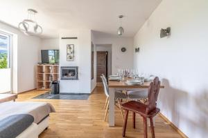 Kuchyňa alebo kuchynka v ubytovaní Apartamenty z widokiem & Basen - Willa KRÓLE 25A by RentiloPL
