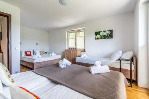 Posteľ alebo postele v izbe v ubytovaní Apartamenty z widokiem & Basen - Willa KRÓLE 25A by RentiloPL + 37 fotografií