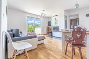 Kuchyňa alebo kuchynka v ubytovaní Apartamenty z widokiem & Basen - Willa KRÓLE 25A by RentiloPL