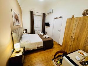 a hotel room with a bed and a desk at Pindemonte Pomelia in Palermo +33 photos