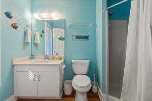 Un baño con inodoro, lavabo y ducha. en Wright Nice View, en Kill Devil Hills