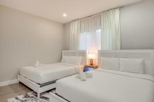 Postel nebo postele na pokoji v ubytování 3 Mi to Tobyhanna State Park Hot Tub Haven! + 25 fotografií