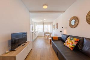 TV a/nebo společenská místnost v ubytování TrendyHomes Almerimar Beach, aire acondicionado, piscina, internet