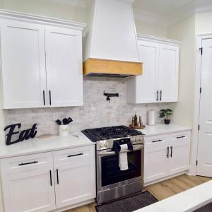 Kuchyň nebo kuchyňský kout v ubytování Spacious Luxury Home | 10 Mins to New Orleans