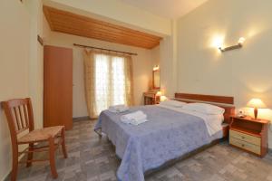 1 dormitorio con 1 cama con 2 toallas en Cyclades Beach, en Platis Yialos Sifnos
