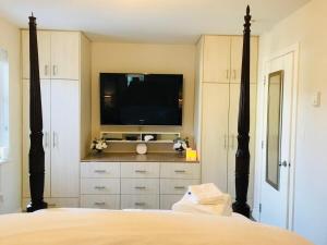 Et tv og/eller underholdning på Getaway Carriage House - Great Location! Private!