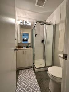 Et badeværelse på Getaway Carriage House - Great Location! Private!