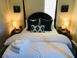 En eller flere senge i et værelse på Getaway Carriage House - Great Location! Private!