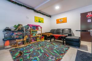 Detský klub v ubytovaní Apartamenty z widokiem & Basen - Willa KRÓLE 25A by RentiloPL