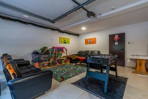 Posedenie v ubytovaní Apartamenty z widokiem & Basen - Willa KRÓLE 25A by RentiloPL