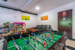 Herňa v ubytovaní Apartamenty z widokiem & Basen - Willa KRÓLE 25A by RentiloPL