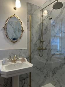 Et badeværelse på Georgian Park View Apartment + 27 billeder