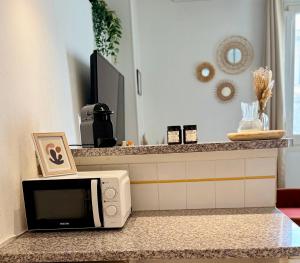 Кухня или мини-кухня в Le Cardinal-Cosy studio-Clim-WiFi-Ecusson Montpellier-LaConciergerieByNina
