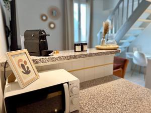 Фотография из галереи Le Cardinal-Cosy studio-Clim-WiFi-Ecusson Montpellier-LaConciergerieByNina в Монпелье +5 фотографий