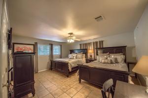 ein Schlafzimmer mit zwei Betten und einem Deckenventilator in der Unterkunft WW i102 Restful River Retreat in New Braunfels + 22 Fotos