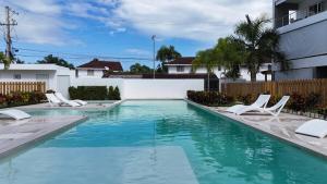 una piscina con tumbonas en una casa en 2BR Beach Apartment With Washer, en Las Terrenas