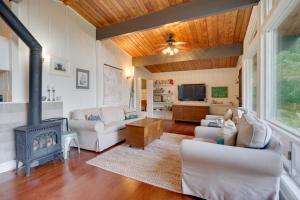 TV o dispositivi per l'intrattenimento presso 2 Blocks to Puget Sound Beach Lummi Island Home