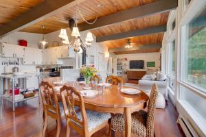 Cucina o angolo cottura di 2 Blocks to Puget Sound Beach Lummi Island Home