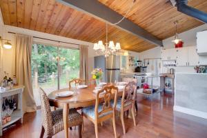 Cucina o angolo cottura di 2 Blocks to Puget Sound Beach Lummi Island Home