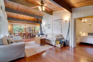 un soggiorno con divano, letto e tavolo di 2 Blocks to Puget Sound Beach Lummi Island Home a Lummi Island