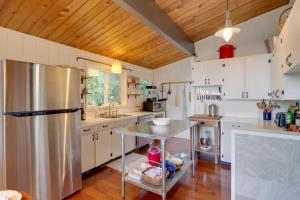 Cucina o angolo cottura di 2 Blocks to Puget Sound Beach Lummi Island Home