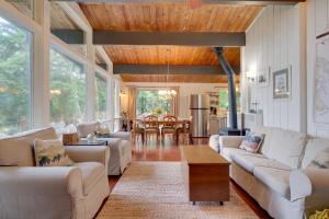 Area soggiorno di 2 Blocks to Puget Sound Beach Lummi Island Home