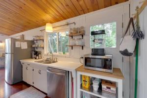 Cucina o angolo cottura di 2 Blocks to Puget Sound Beach Lummi Island Home